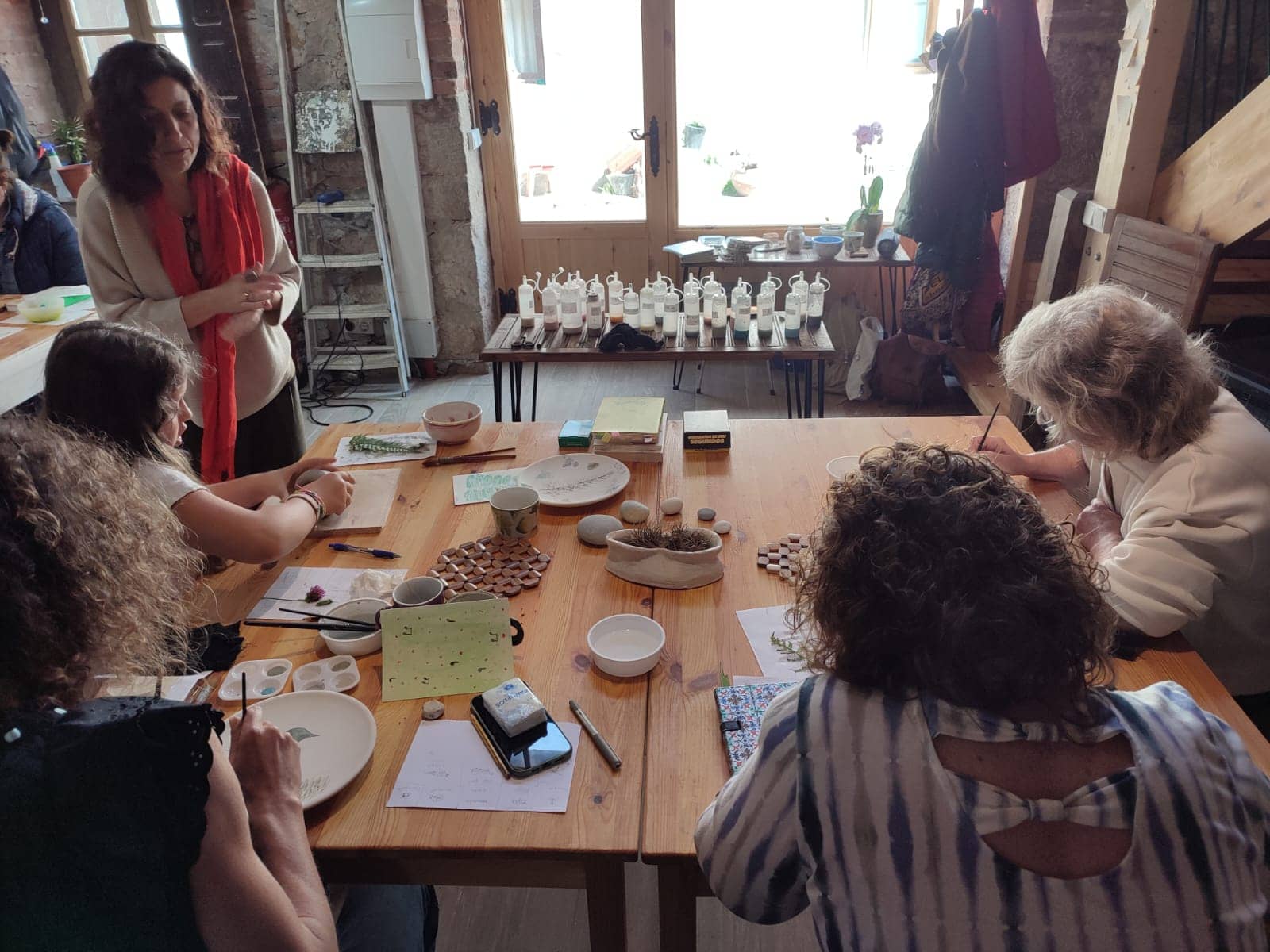 Grupo de mujeres Creando y compartiendo en El Atelier de Balmori, Llanes, Asturias