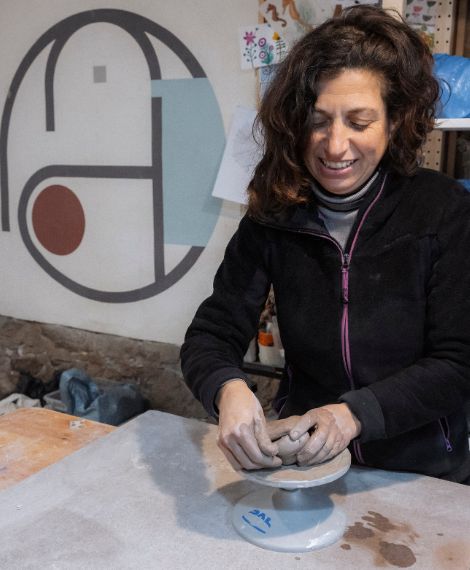 Esther, el alma del Atelier en Balmori, Llanes, Asturias.