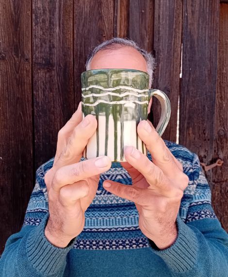 Alumno del taller de cerámica mostrando su pieza terminada en un retiro creativo en Asturias