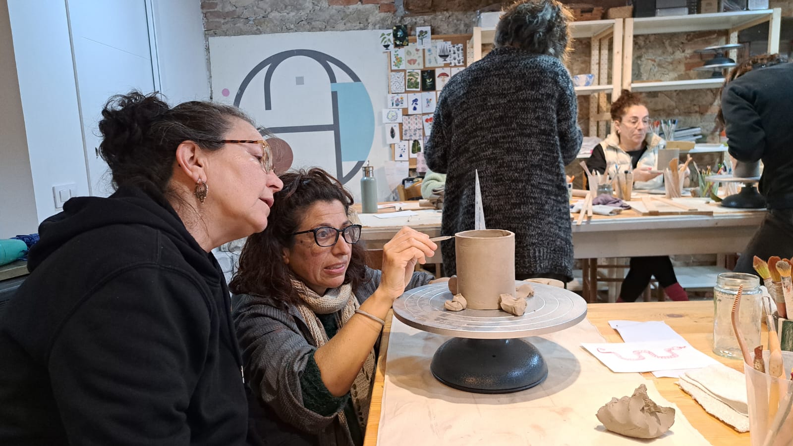 Creando en el Taller de ceramica de los Retiros creativos en Llanes, Asturias