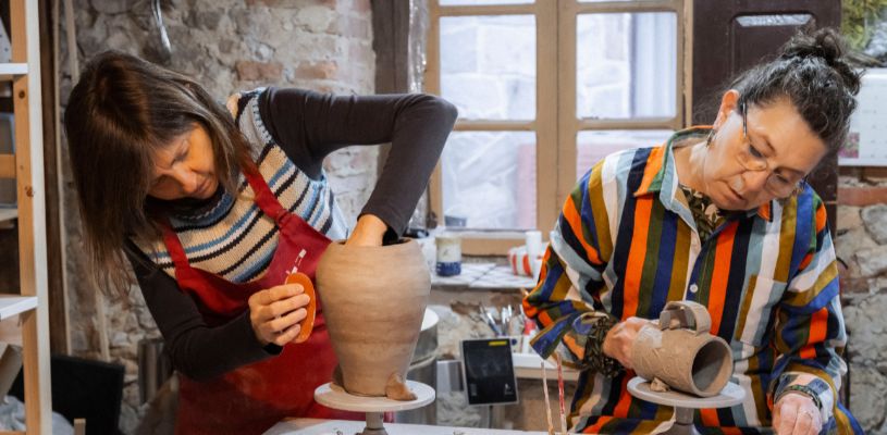 Alumnas creando en el Atelier de Esther, en Balmori, Llanes, Asturias